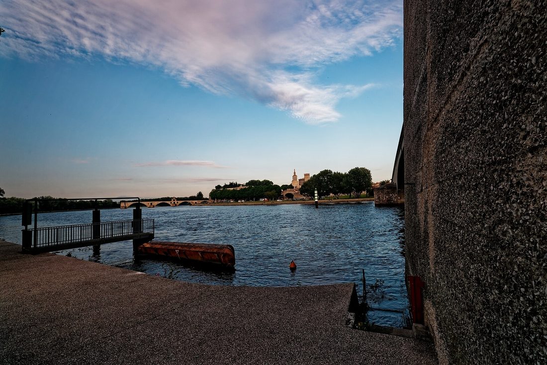 Le pont Saint-Bénézet et le Rocher des Doms vus depuis la berge de la Barthelasse au crépuscule