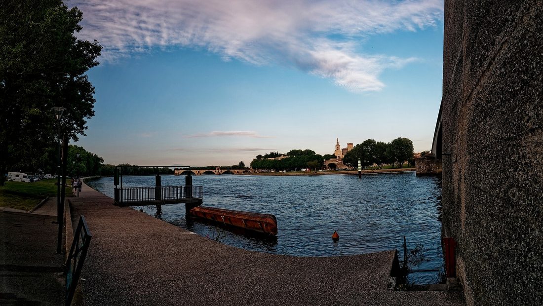 Le pont Saint-Bénézet et le Rocher des Doms vus depuis le chemin des Berges, sur la Barthelasse