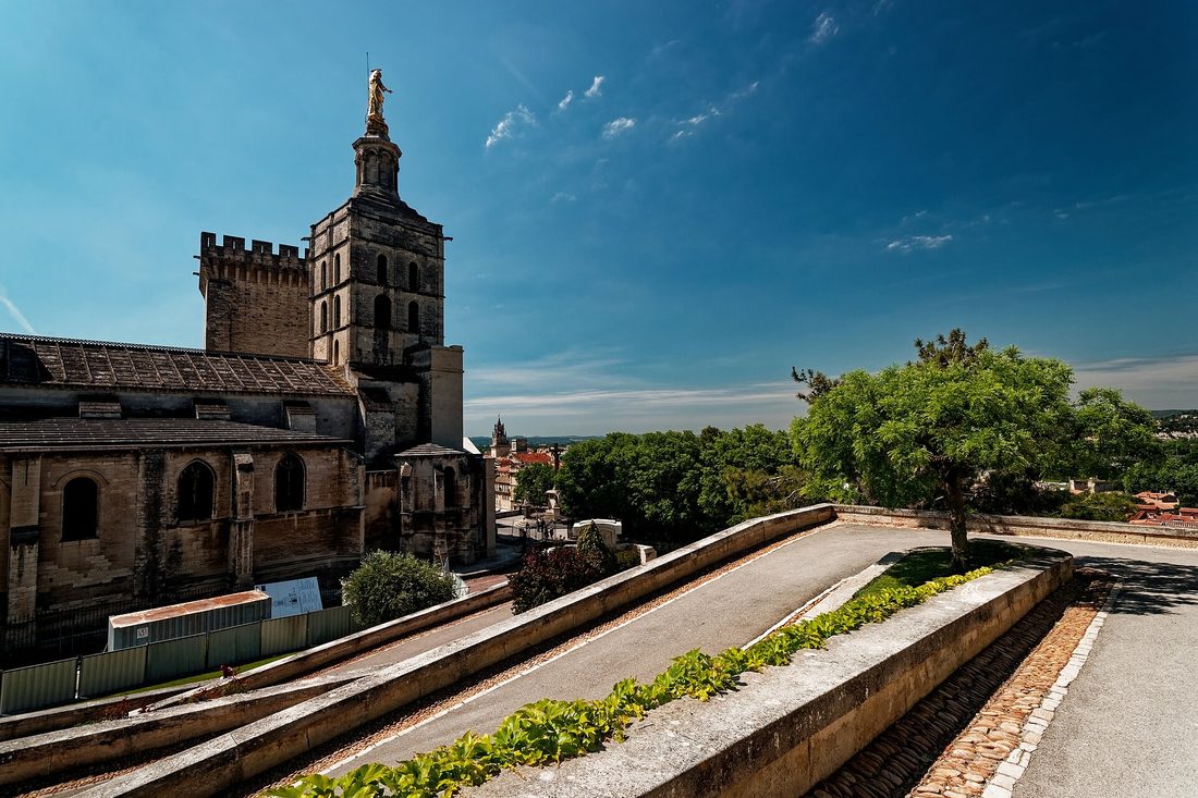 La cathédrale Notre-Dame des Doms et sa Vierge dorée vues du jardin des Doms