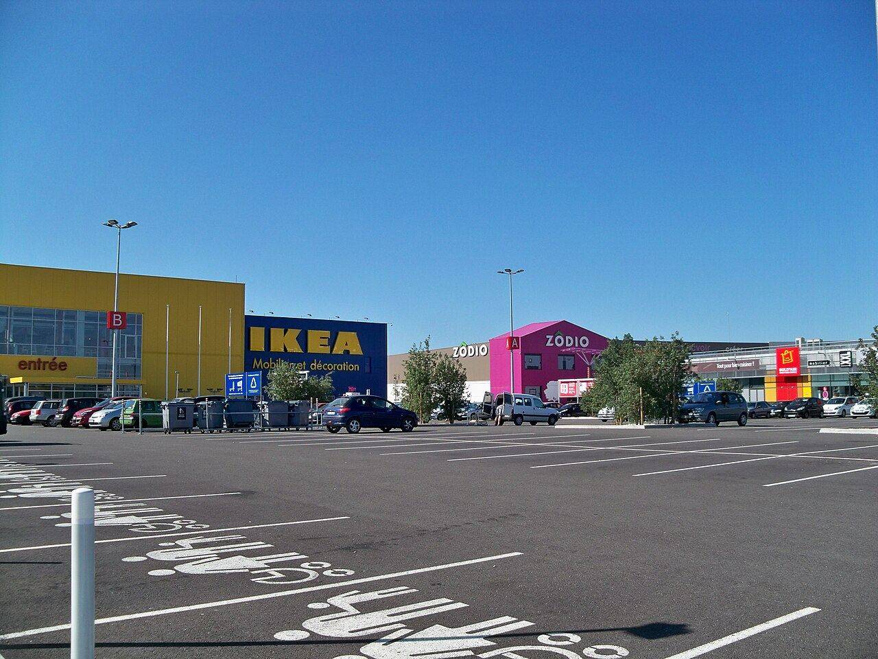 La façade jaune et bleue d'IKEA Avignon, l'entrée B et le parking, avec Zôdio à droite
