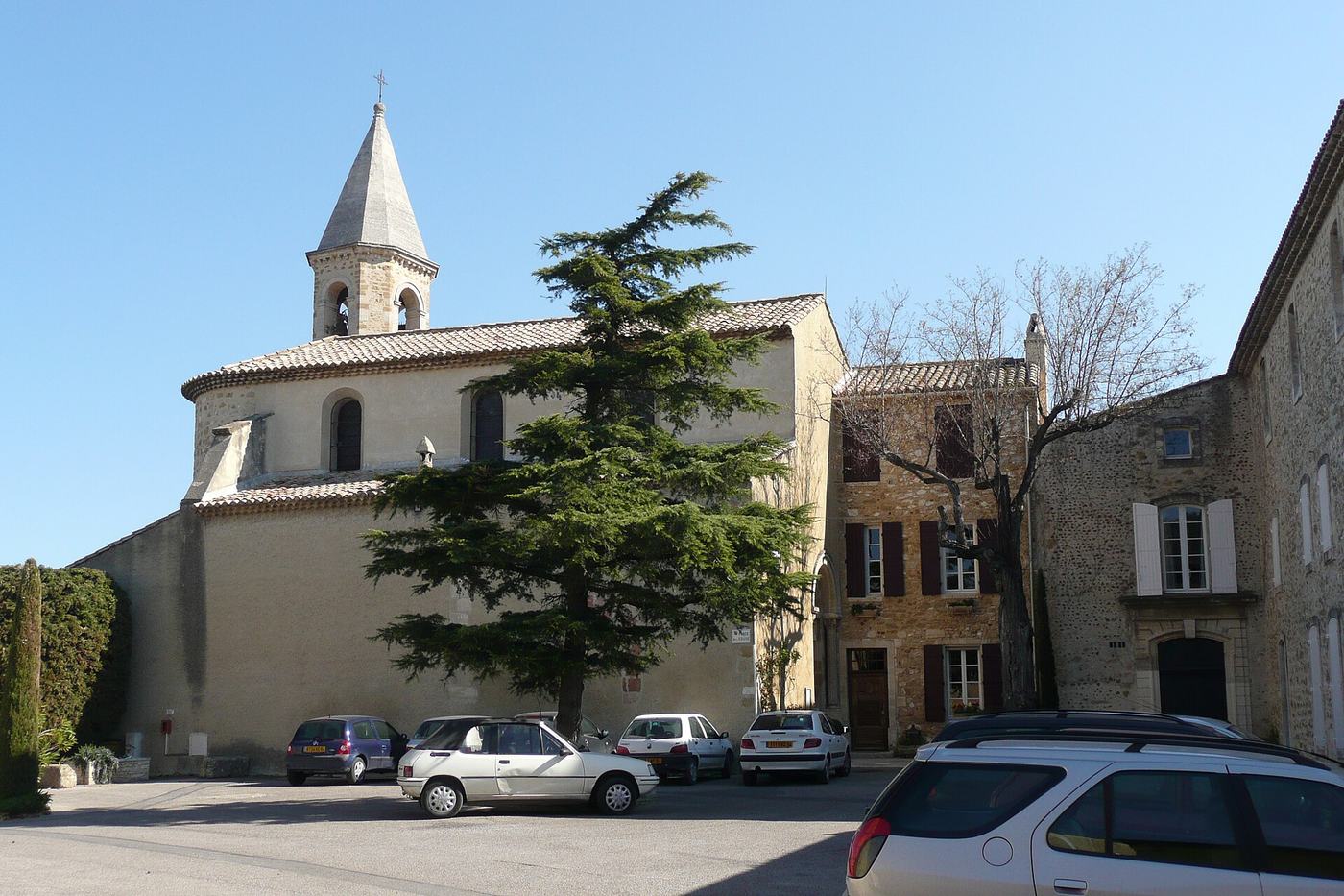 La place de l'Église à Jonquerettes, avec l'église Saint-André et son cèdre