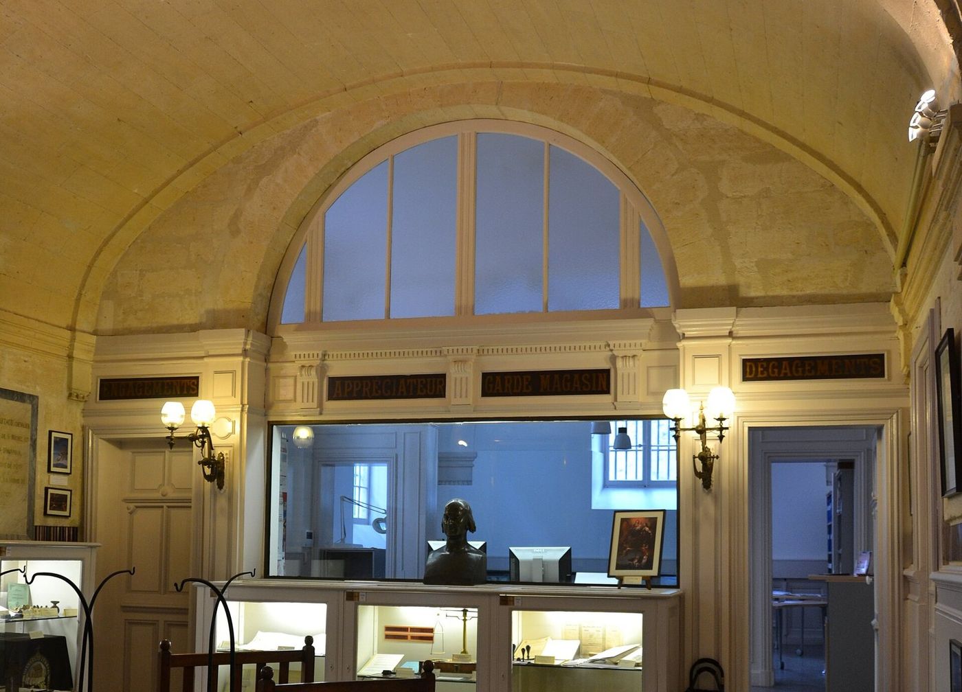 Ancienne salle publique du mont-de-piété d'Avignon, voûtée et éclairée par une haute verrière
