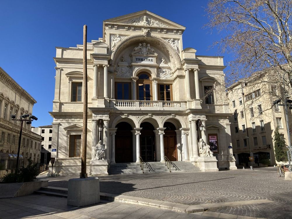 La façade de l'Opéra Grand Avignon sur la place de l'Horloge