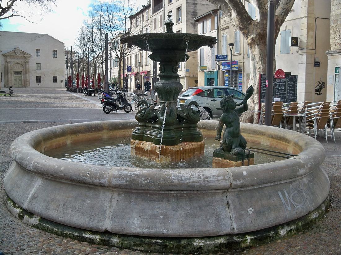 La fontaine de la place des Corps Saints à Avignon, parasols repliés et chaises empilées en hiver