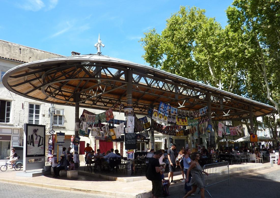 La halle de la place des Carmes à Avignon, ses terrasses et ses affiches de Festival