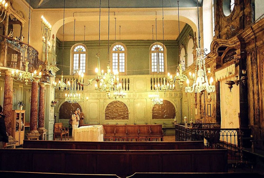 L'intérieur du XVIIIe siècle de la synagogue de Carpentras, ses lustres et sa galerie à balustres