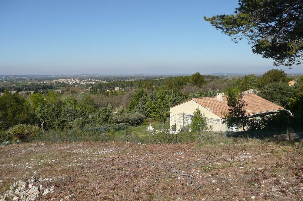Vue sur le village de Velleron et la plaine des Sorgues depuis les hauteurs de Cambuisson